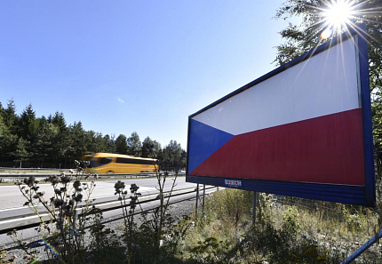 Majitelé billboardů u dálnic se stali českými patrioty - co vlajkami řeší?